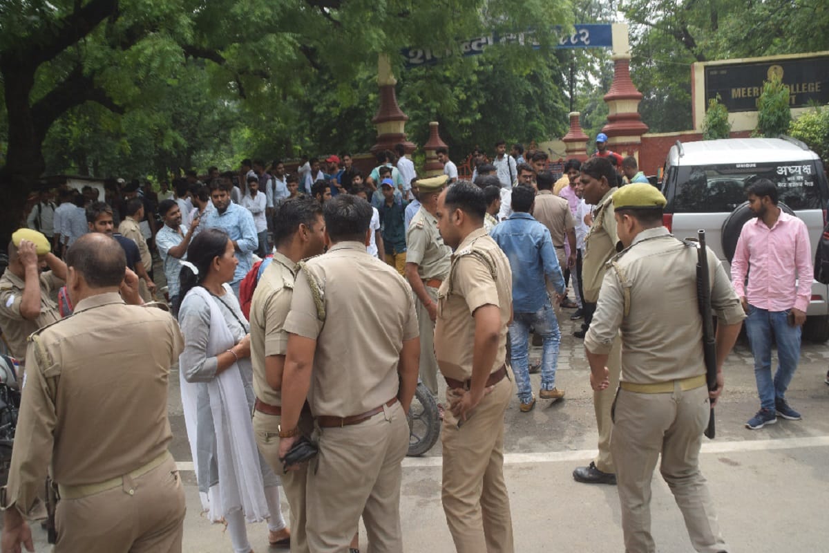 Firing in Meerut College after wine party in hostel and one student injured