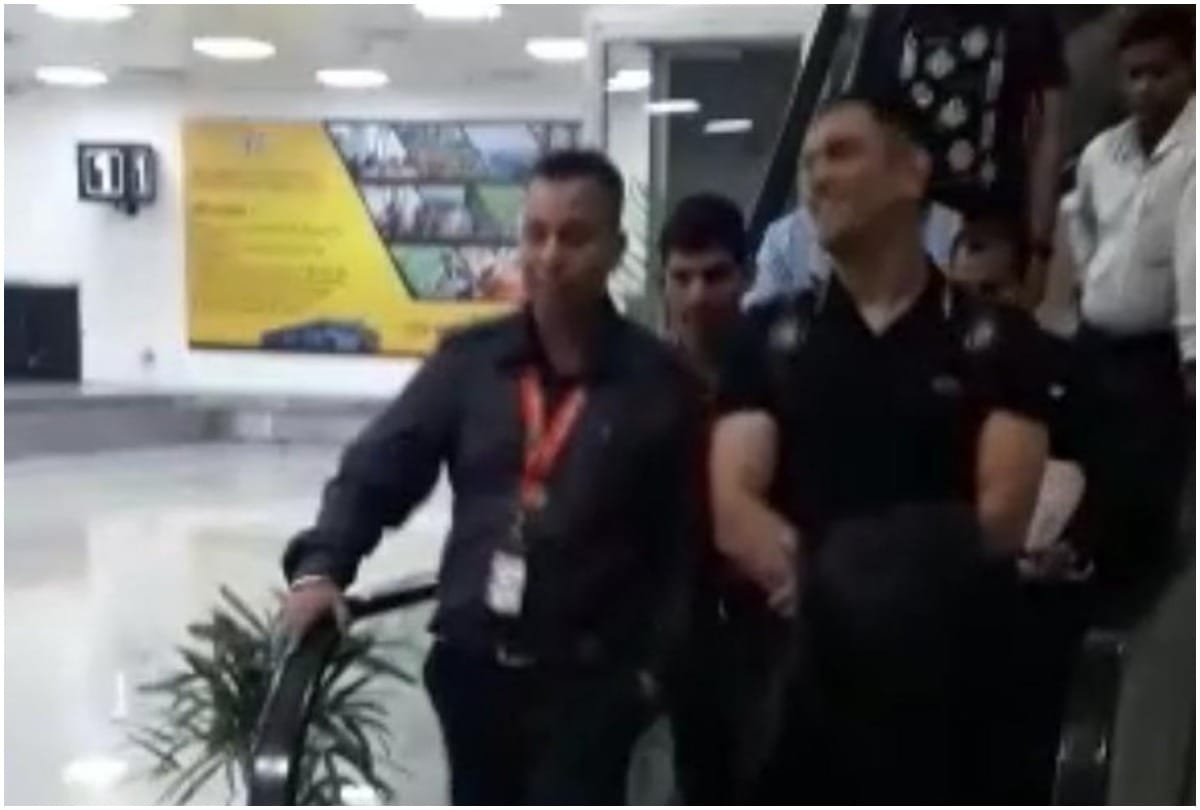 MS Dhoni back to ranchi last night may he decide on his retirement after parents concern