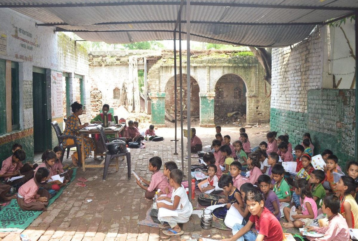 old building of school may be dangerous to school children in agra