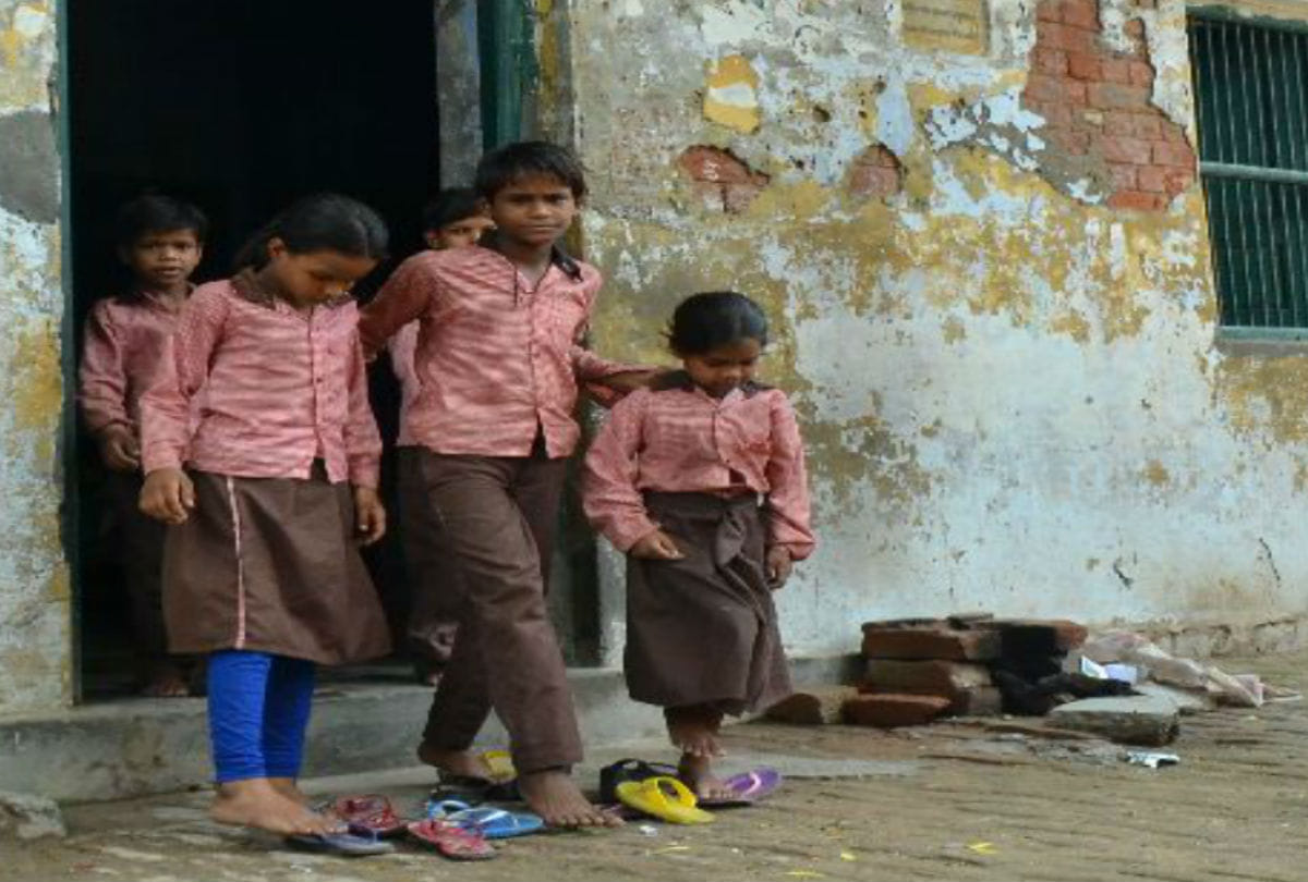 old building of school may be dangerous to school children in agra