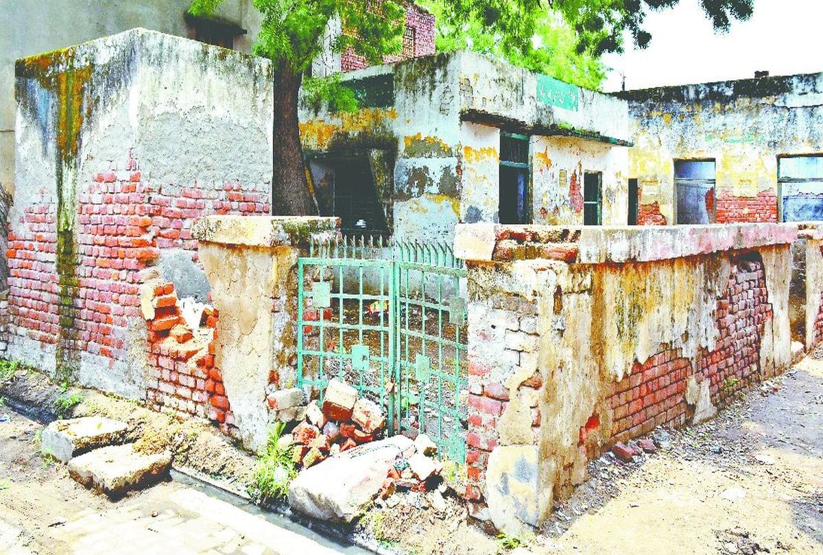 old building of school may be dangerous to school children in agra