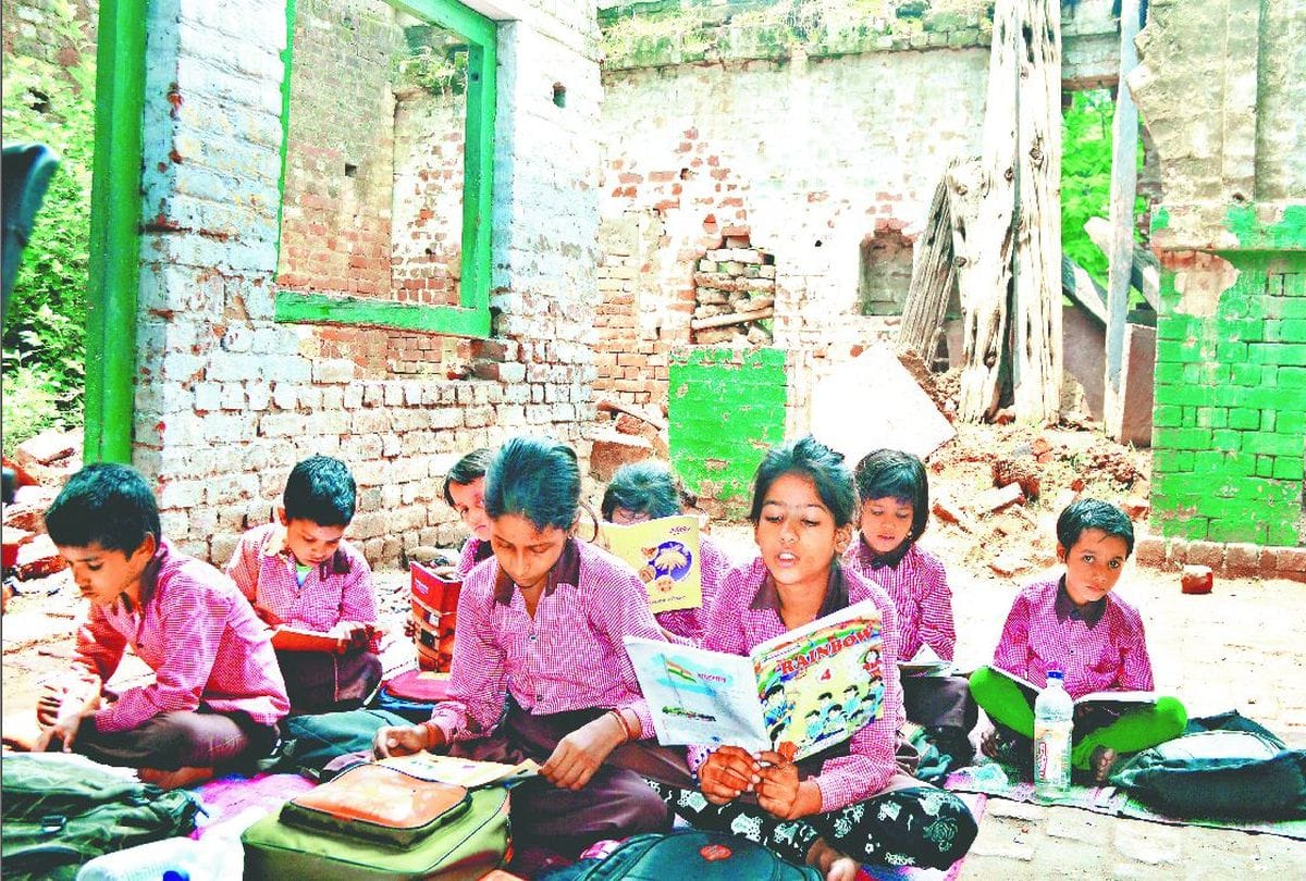 old building of school may be dangerous to school children in agra