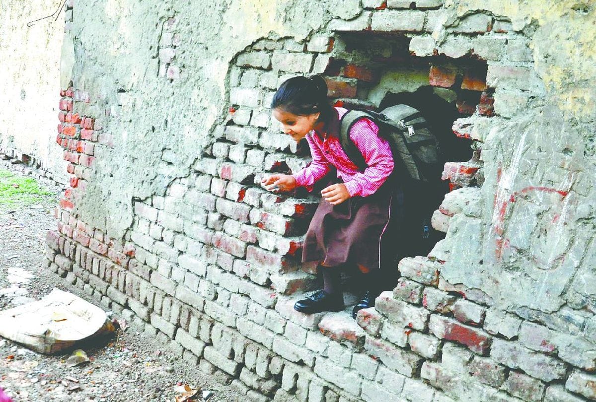 old building of school may be dangerous to school children in agra