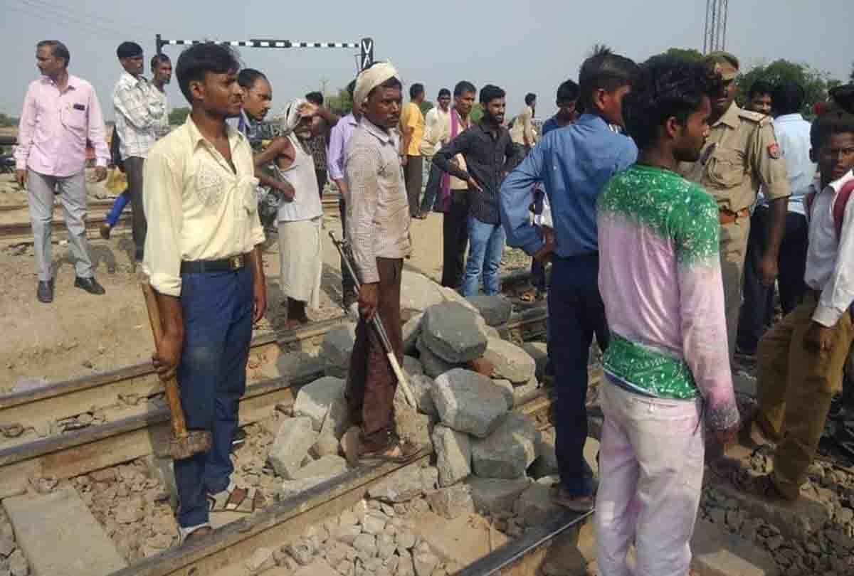 students kept stone on kanpur banda rail line