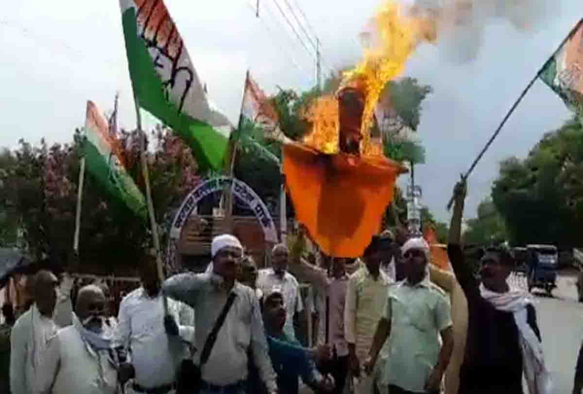 congress worker blow the effigy of up cm yogi adityanath