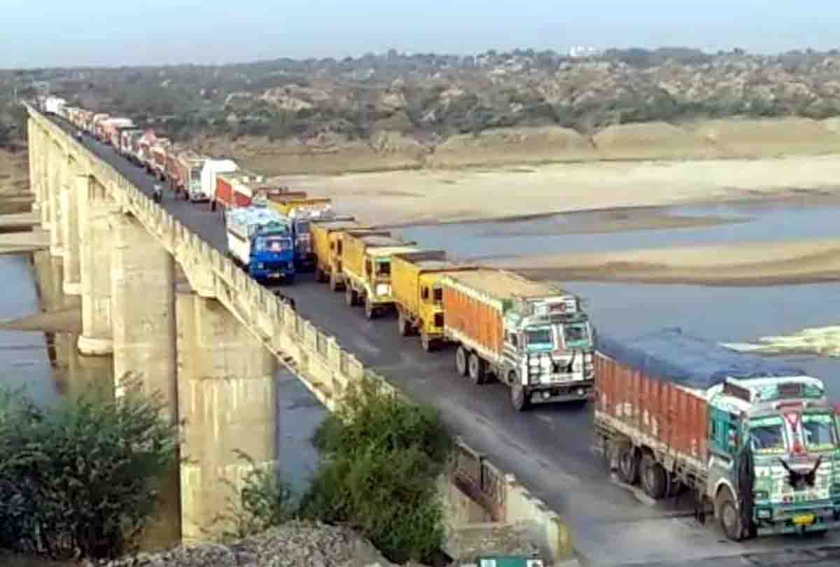 crack in bridge on chambal river at etawah