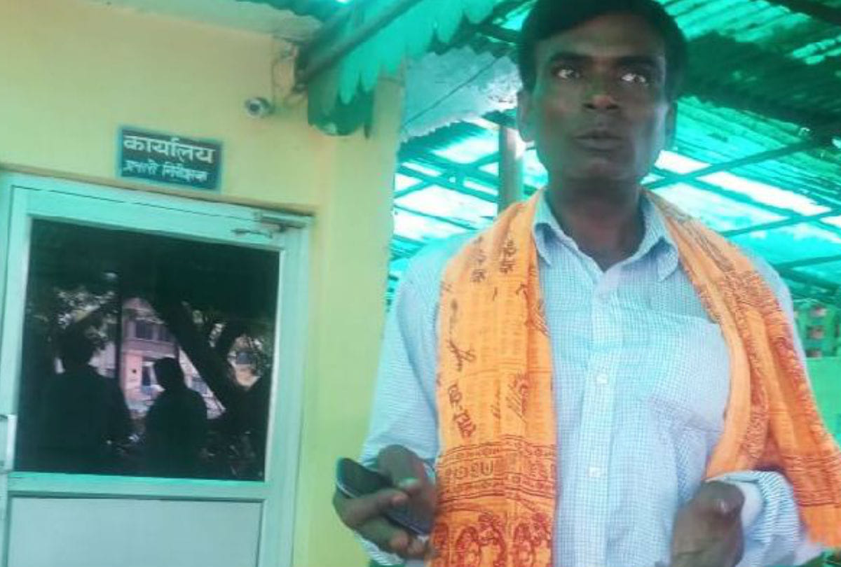 Son Take video in Mobile at Sp office police arrested father