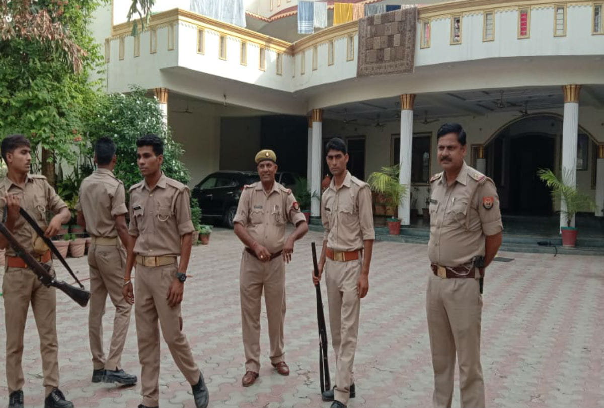 Frantically Firing on Former SP MLA Rameshwar Singh Yadav's house in Etah