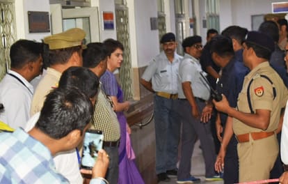 priyanka gandhi protest sonbhadra shoot out uttar pradesh congress politics bjp yogi adityanath