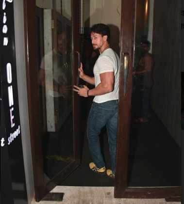 disha patani and tiger shroff spotted at restro in mumbai