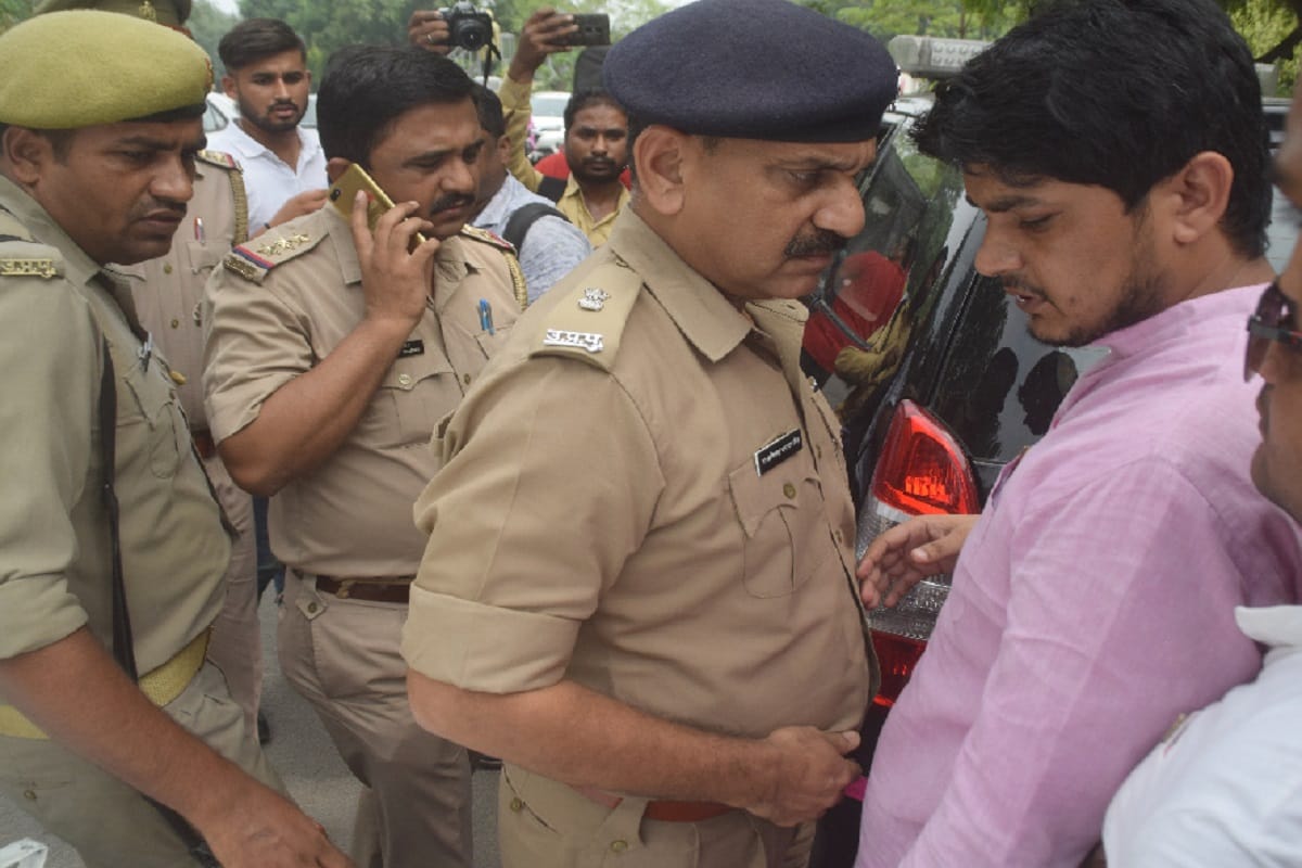 Firing in Meerut College after wine party in hostel and one student injured