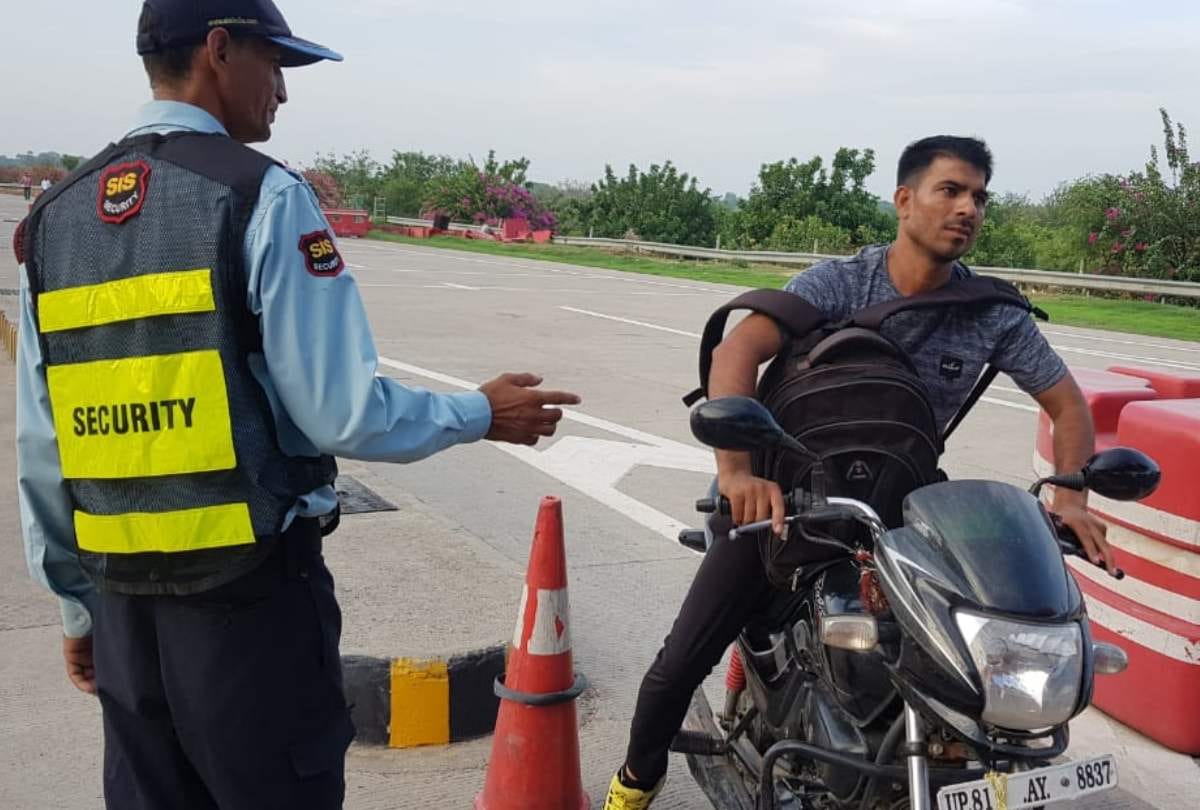 without helmet entry ban on yamuna expressway more than 100 sent back