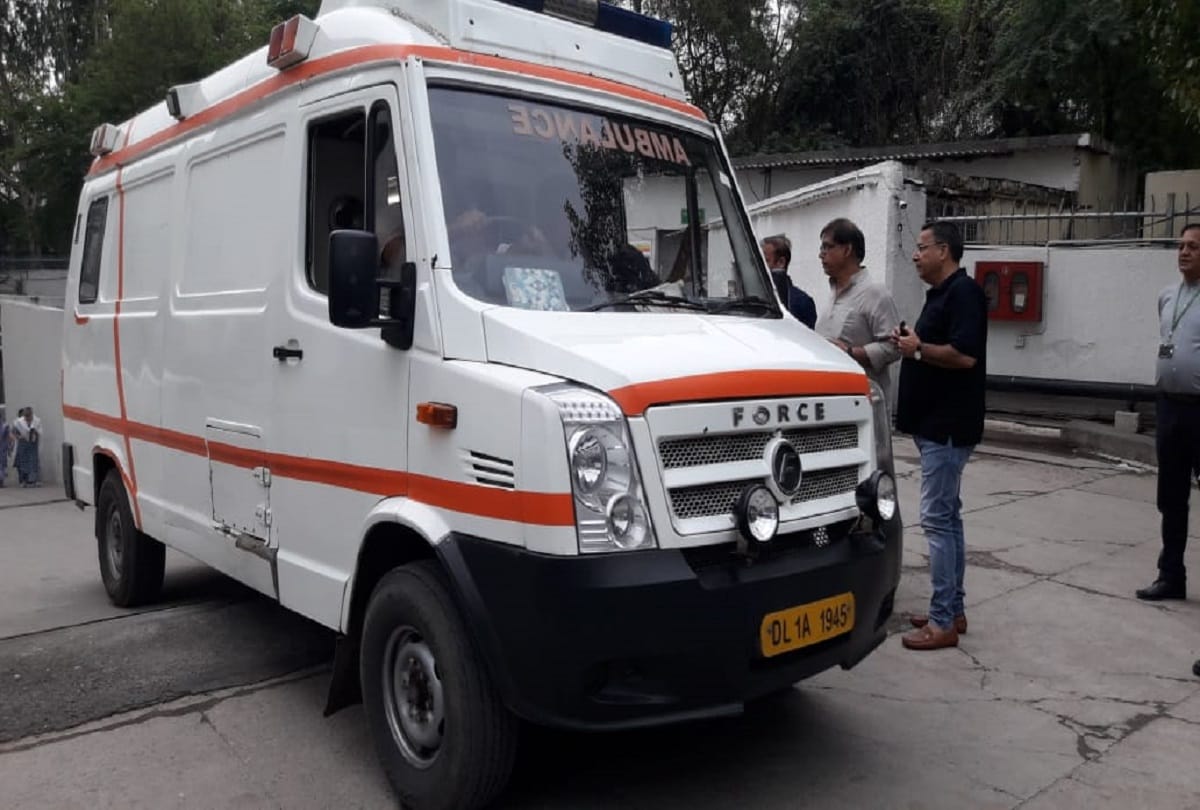 शीला दीक्षित के पार्थिव शरीर को एंबुलेंस में ले जाते हुए
