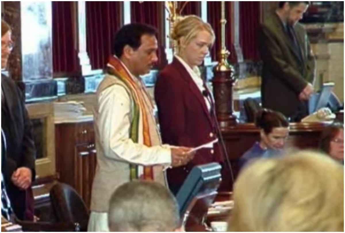 Vedic mantras, including the stanza of the Gita in the American Assembly