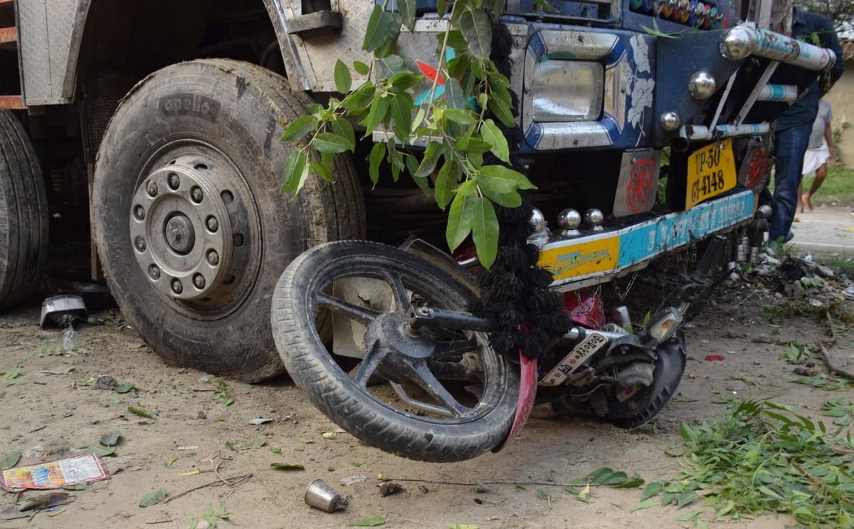 Uncontrolled truck crush 6 people and death in azamgarh