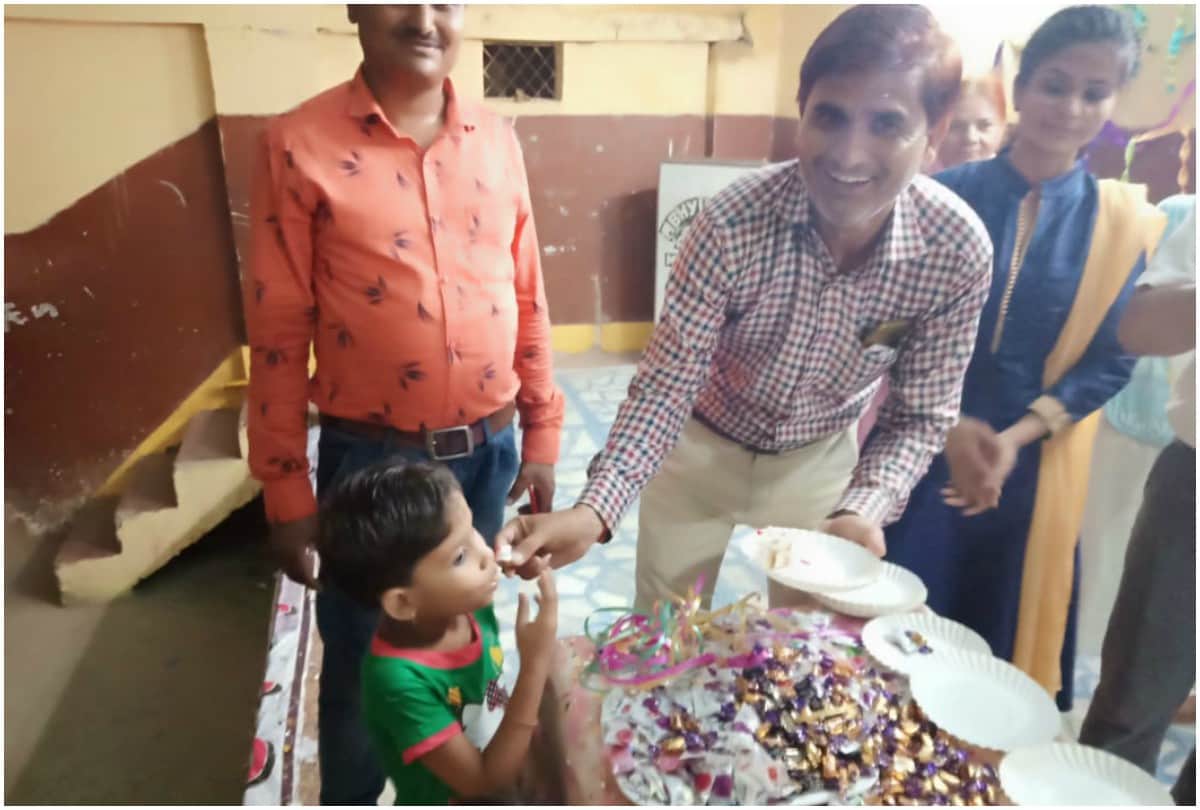 Pati Patni Aur woh actress Bhumi Pednekar celebrated birthday in Morena school