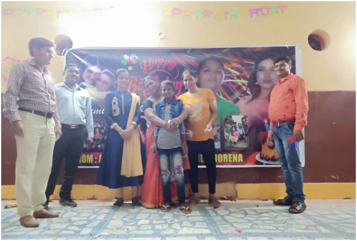 Pati Patni Aur woh actress Bhumi Pednekar celebrated birthday in Morena school