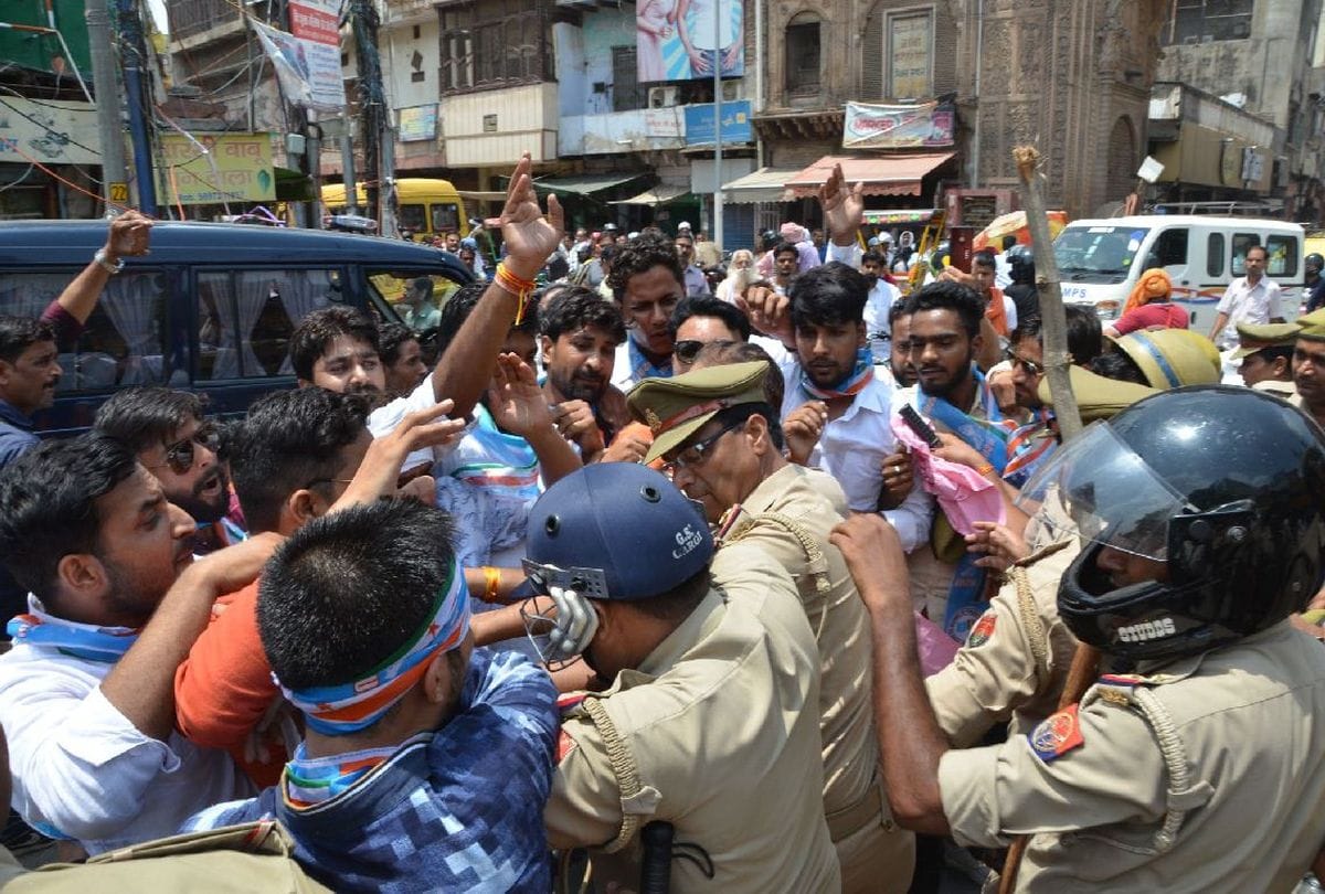 Congress workers protests against arresting of Priyanka gandhi