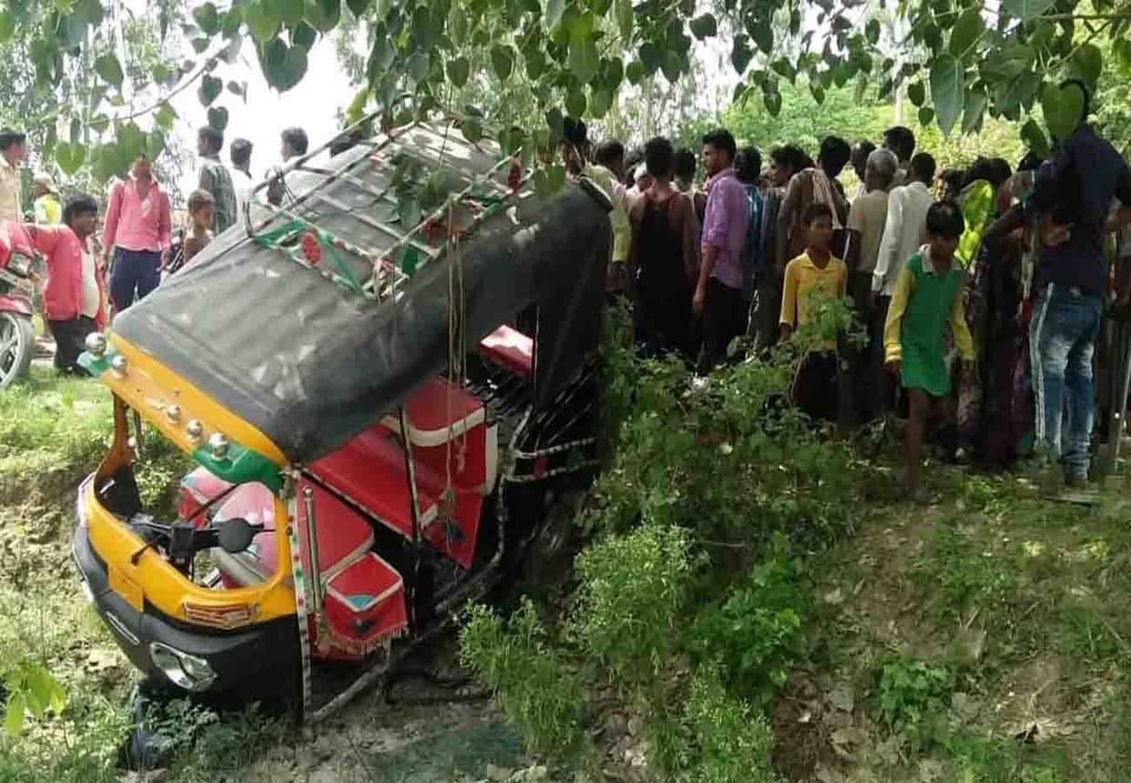 Road accident in farrukhabad one people died and three injured