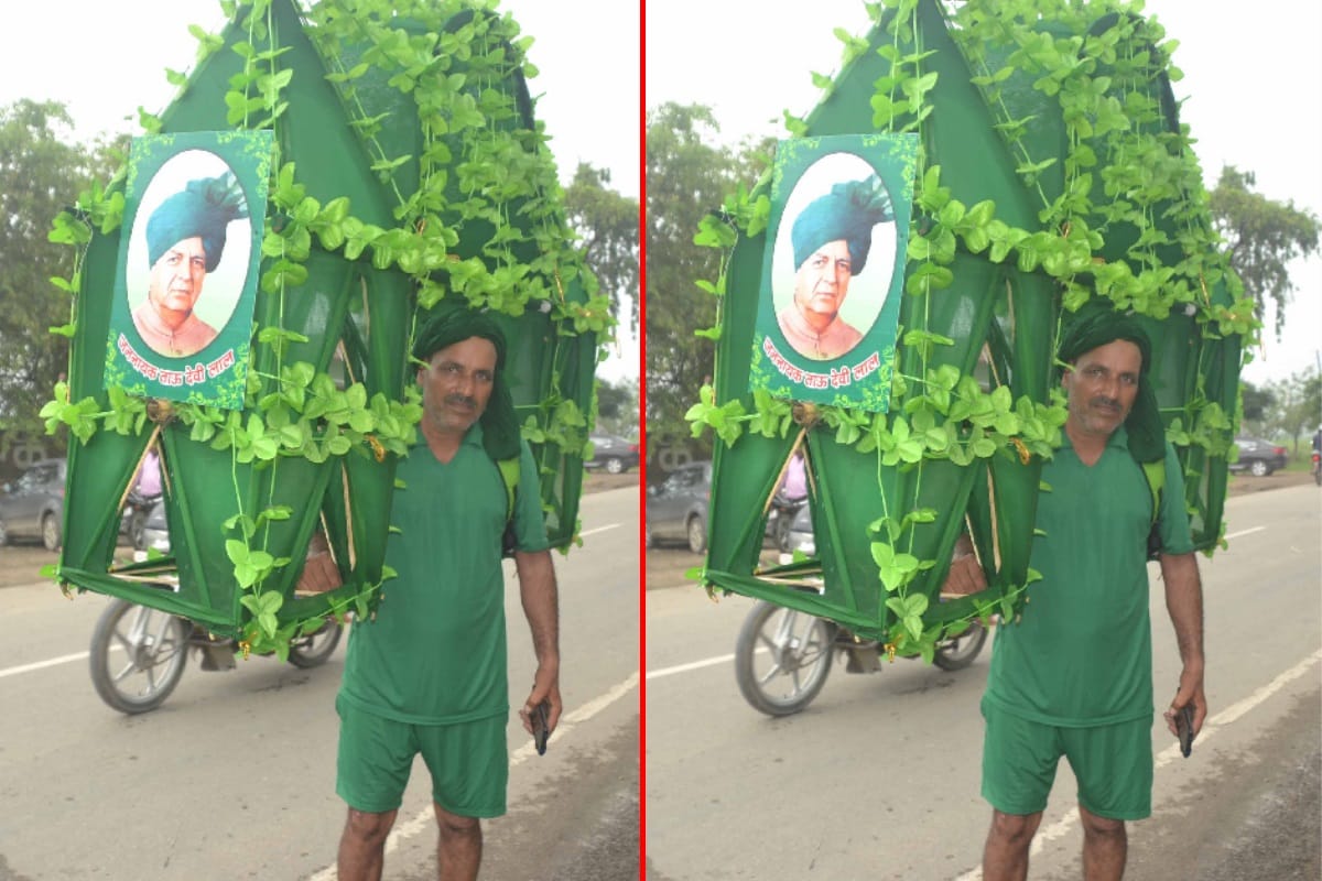 A man from Haryana bring Kanwad in memory of Chaudhary Devi Lal