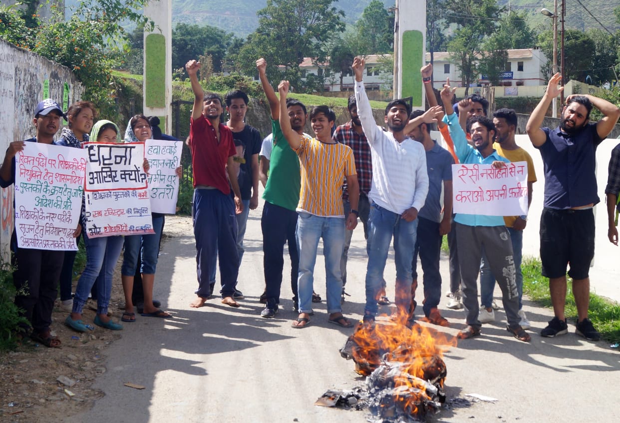 Students blow the effigy of Chief Minister