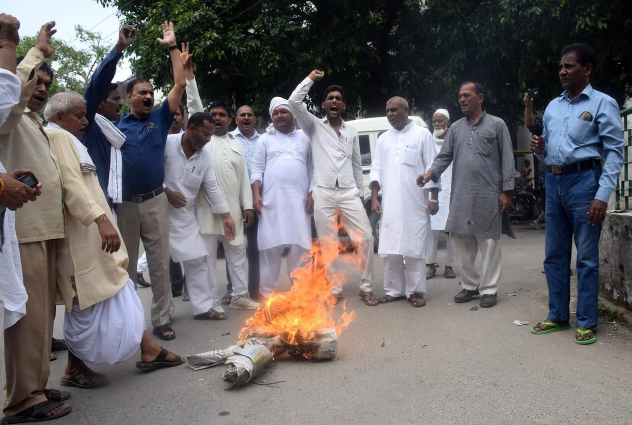 protest against the arrest of  congress  national secreatary priyanka gandhi's arrest