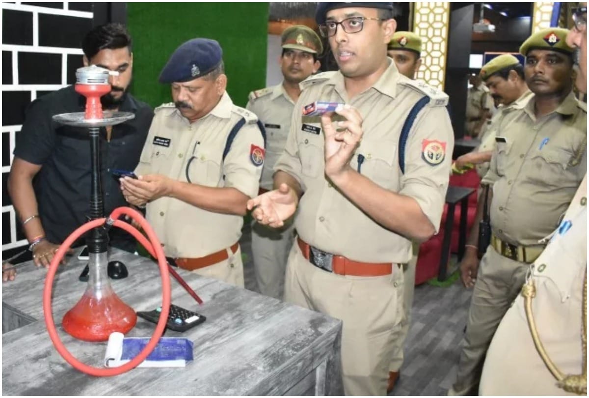 Police raid in hukkabar, show dance bar, Gorakhpur UP