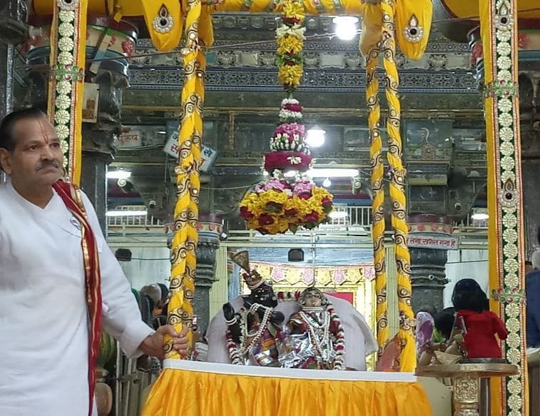 thakur dawarikadheesh sit on kesri chitra kam hindola