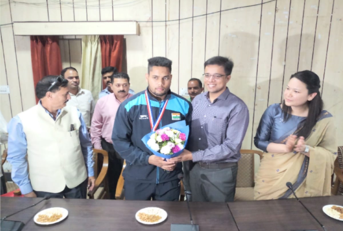 junior Weightlifting championship silver medal winner Kalyan Singh honored in Chamba
