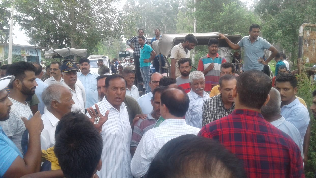 road jam over lack of water in canal