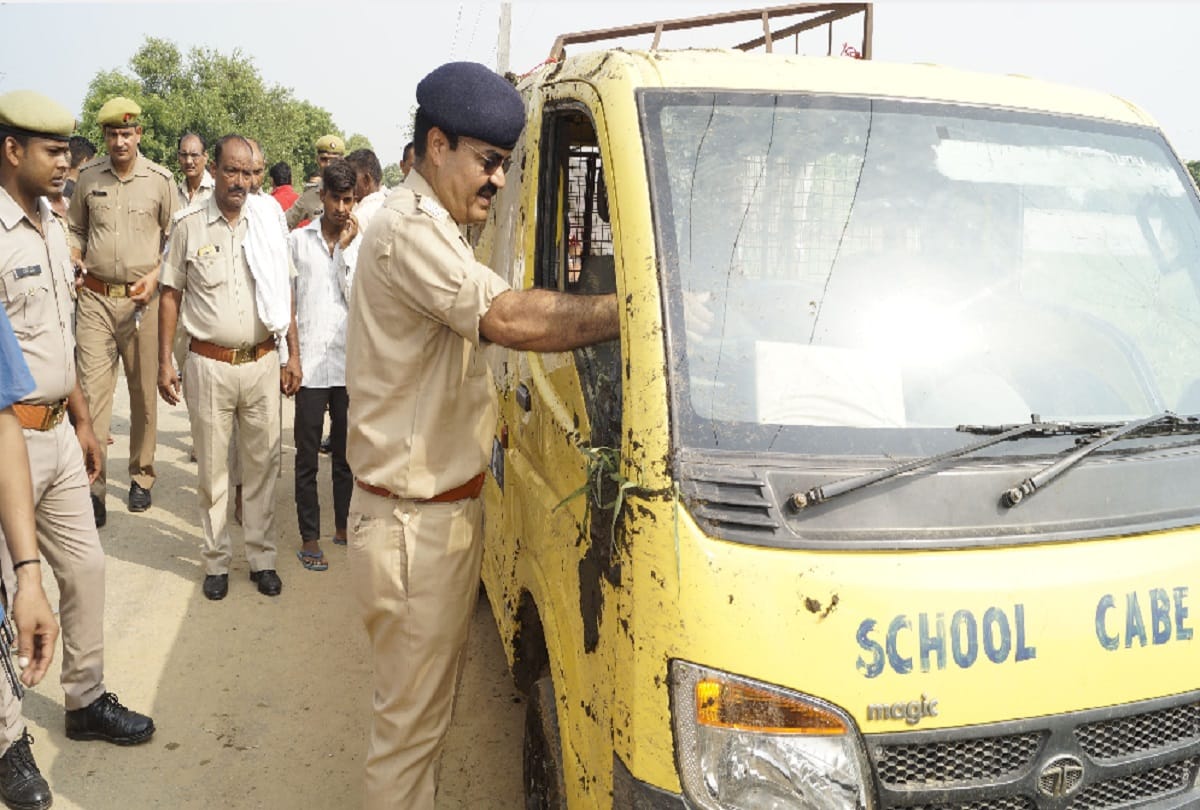 School van overturns in sikandrabad 12 children injured