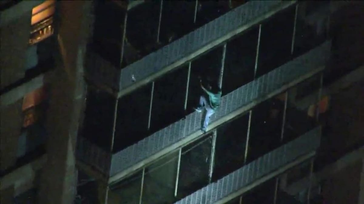 Man saves himself from fire in Spider man style in Philadelphia of US