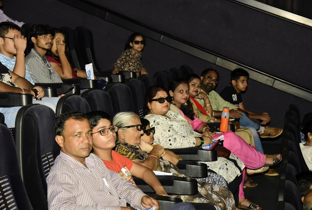 Amar Ujala readers watch the lion king.