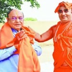 शंकराचार्य अद्योक्षजानंद देव तीर्थ महाराज से आशीर्वाद लेते गुजरात के पूर्व मुख्यमंत्री शंकर सिंह वाघेला