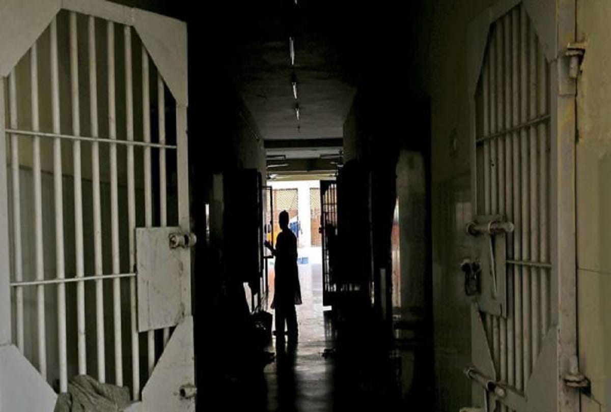 Raid in Bihar Jails, many objectionable items including mobile, knives recovered