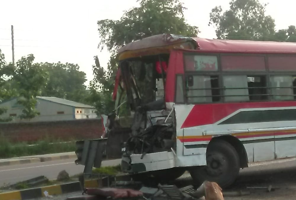 Eight injured in a bus accident in Barabanki.