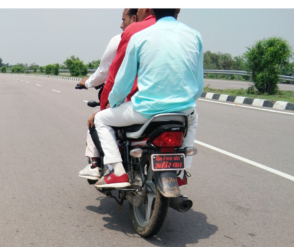 trafic rools ko todh rhe bike driver
