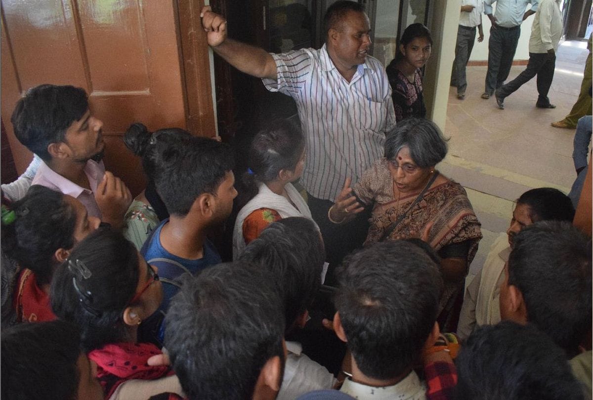 students creates ruckus at dayalbagh educational institute agra