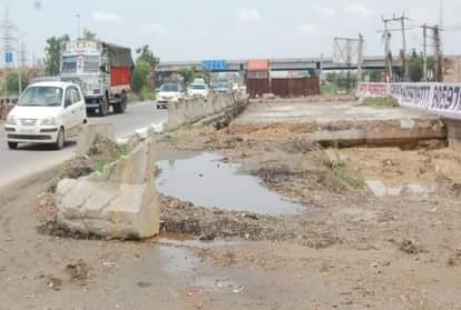 केएमपी-केजीपी के गोल चक्कर के पास अधूरा छोड़ा गया नेशनल हाईवे का निर्माण कार्य