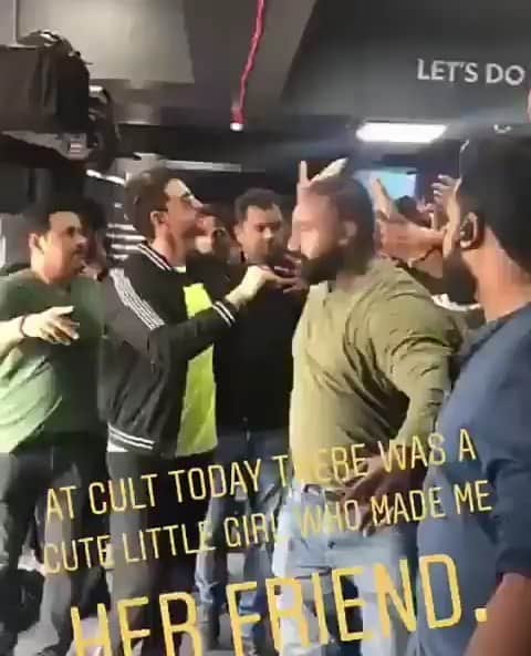 a girl come out from crowd give Hrithik Roshan a gift during Super 30 promotion