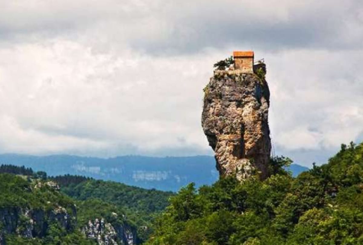 Man lives alone at the top of 130 foot high rock in Georgia