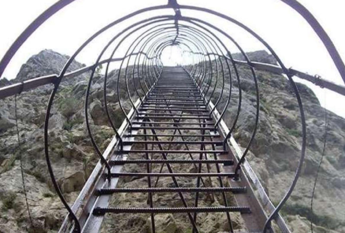 Man lives alone at the top of 130 foot high rock in Georgia