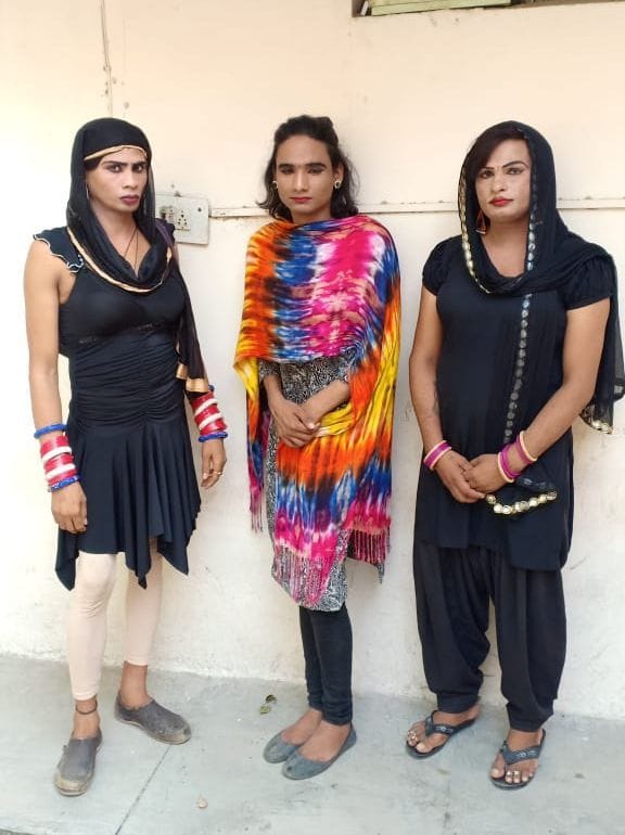 disguise of third  gender then loot  passer-by