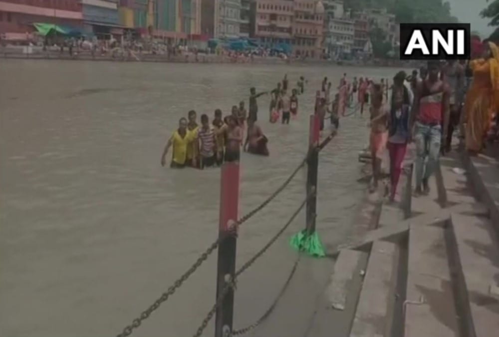 Jal Police and SDRF rescued six kanwariyas from haridwar ganga
