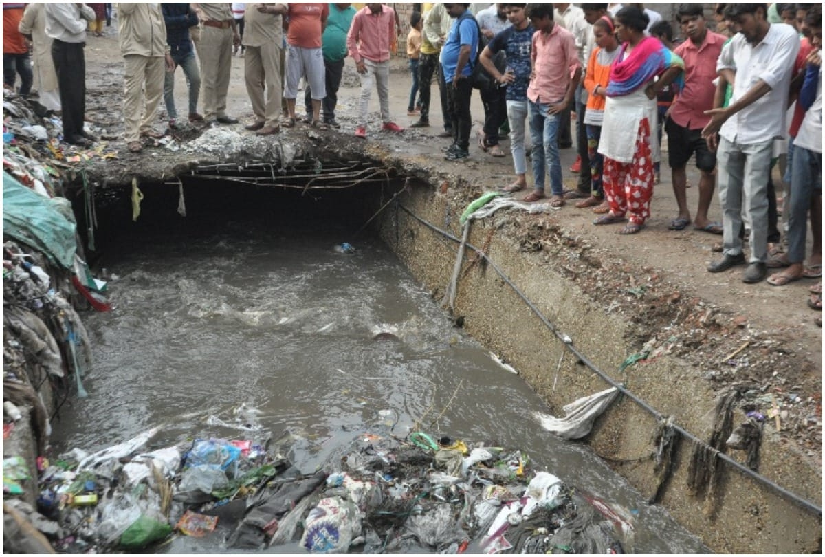 Class tenth student fall in Channel, died, Ghaziabad, UP