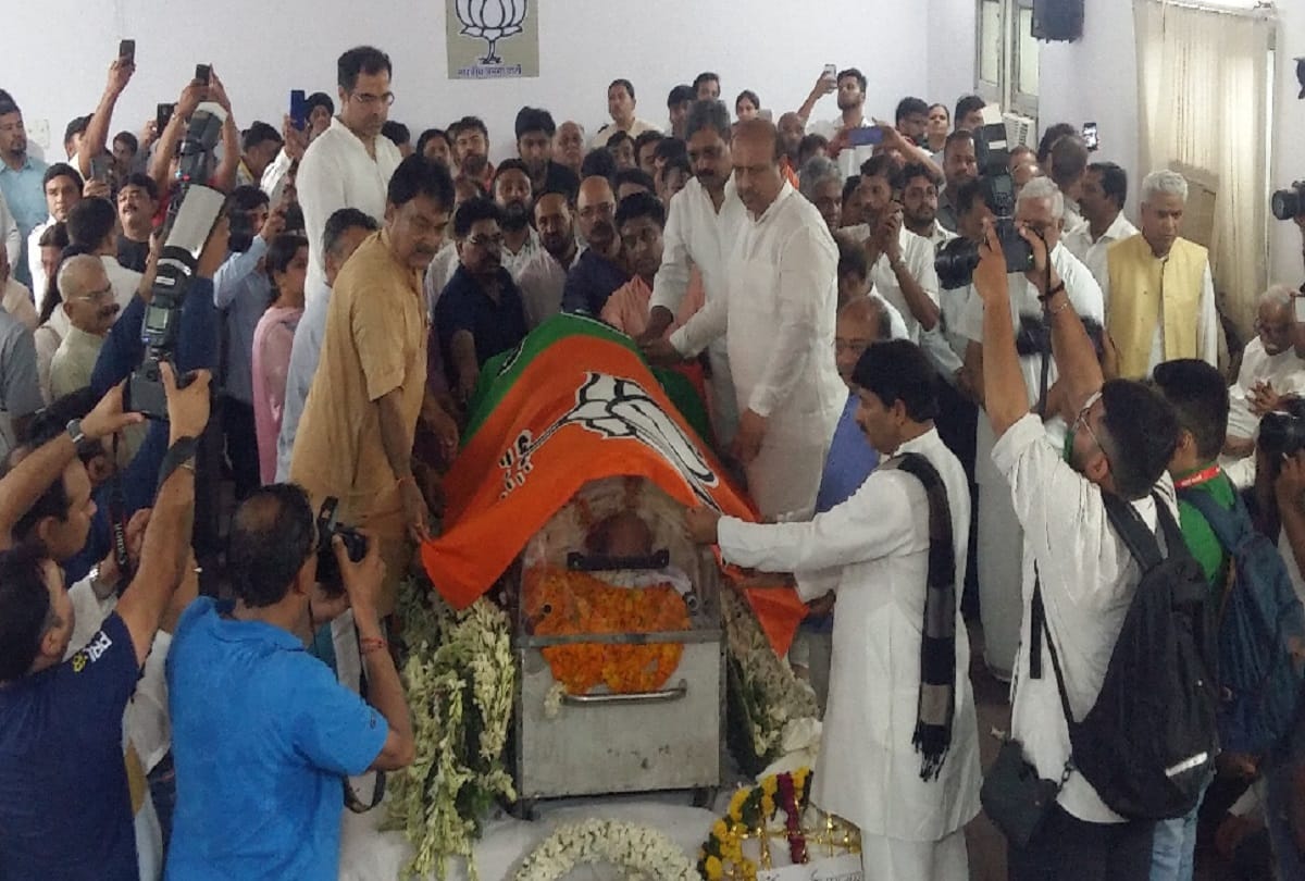 Mange ram Garg passed away he was giving water to passengers at railway station