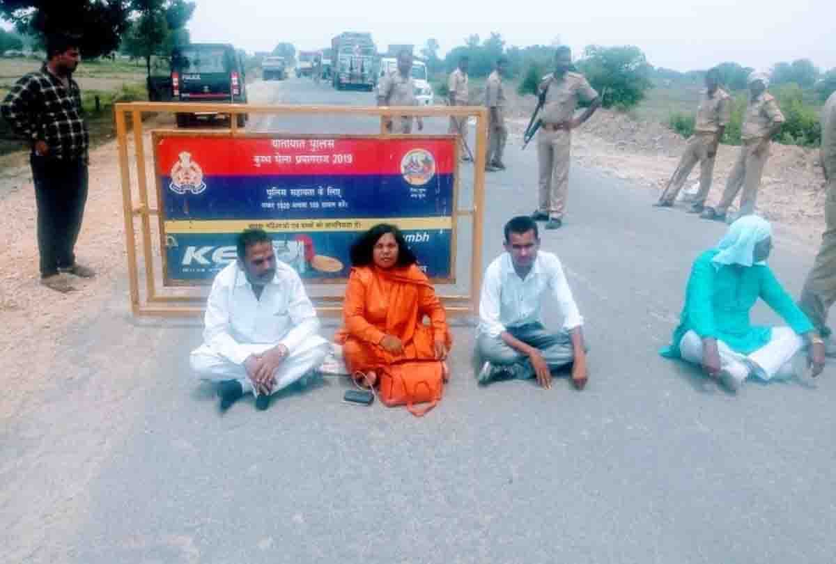 police stopped two ex mp in chitrakoot border