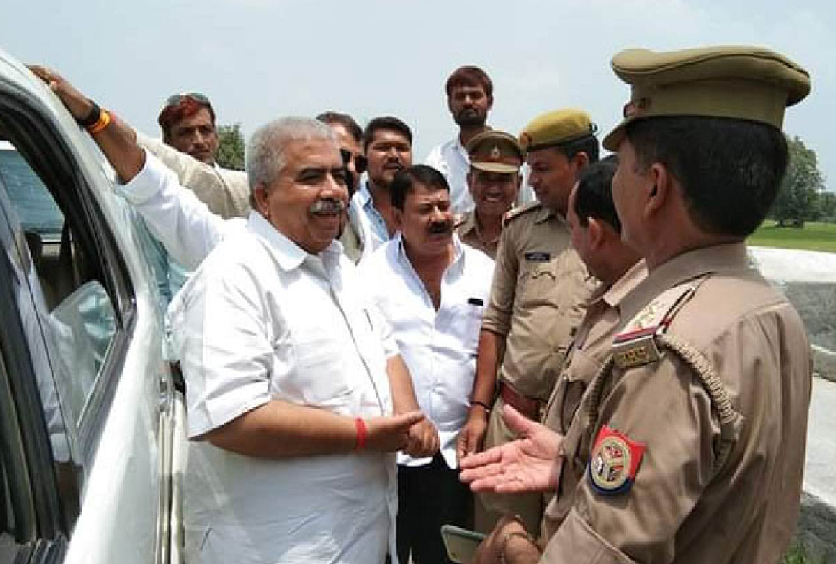 Former MPs going to Sonbhadra arrested by police