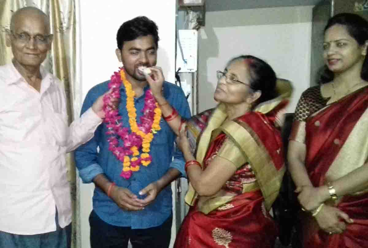 kanpur dehat praveen get 239 rank in pcs j 2018 exam