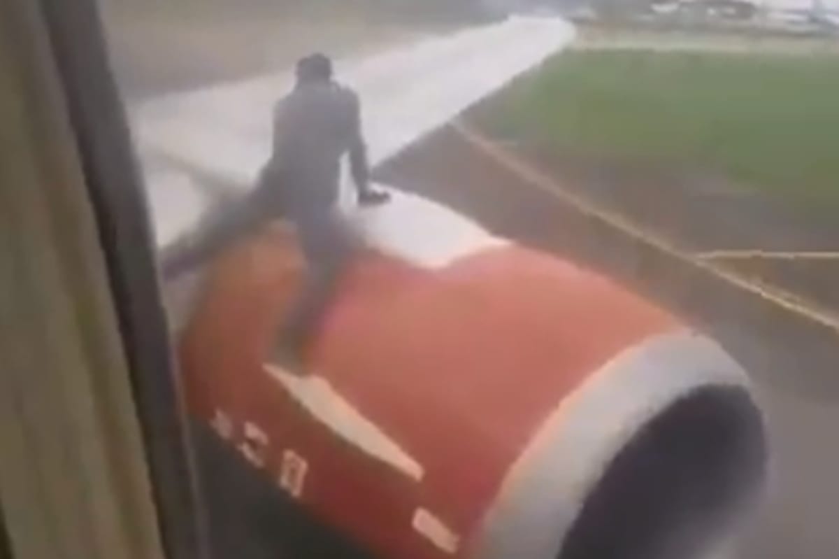 man climbs onto wings of plane which was waiting for clearance, passengers panicked